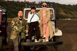 5 Gaya stylish Mulan Jameela saat liburan di Bromo, pakai outer dan topi senada