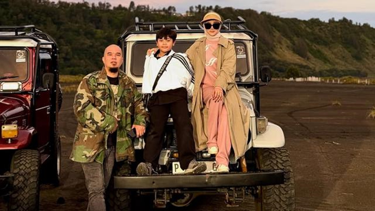 5 Gaya stylish Mulan Jameela saat liburan di Bromo, pakai outer dan topi senada