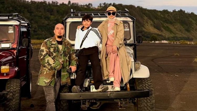 5 Gaya stylish Mulan Jameela saat liburan di Bromo, pakai outer dan topi senada