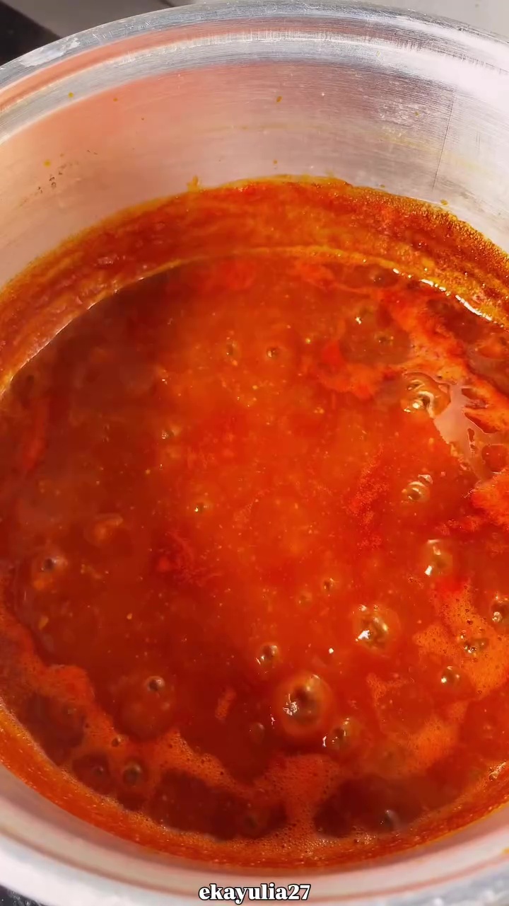 Suka bikin saus sambal di rumah? Jangan lupa tambah 1 bahan dapur ini biar awet alami tak cepat basi