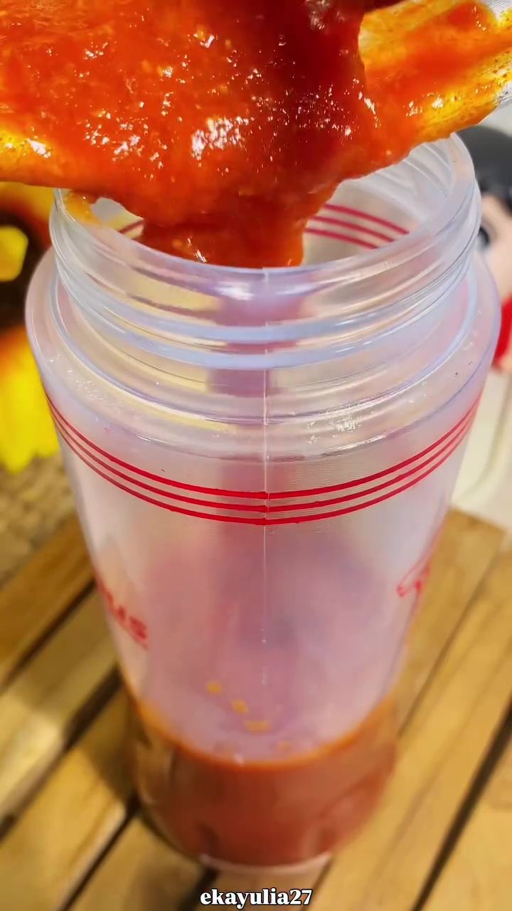 Suka bikin saus sambal di rumah? Jangan lupa tambah 1 bahan dapur ini biar awet alami tak cepat basi