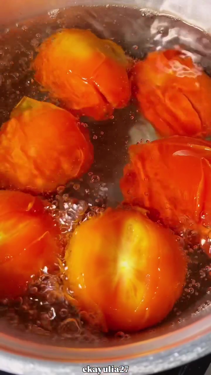 Suka bikin saus sambal di rumah? Jangan lupa tambah 1 bahan dapur ini biar awet alami tak cepat basi