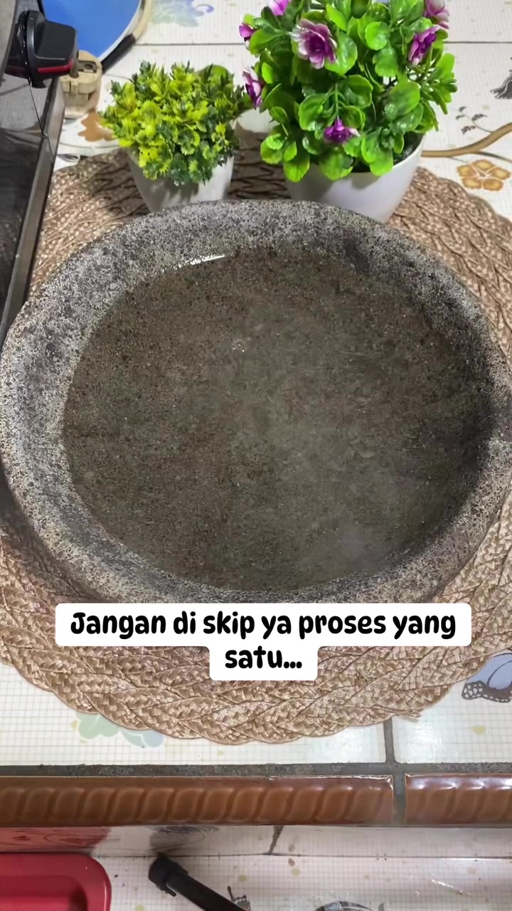 Jangan skip trik ini jika ingin cobek batu awet tak berjamur meski sudah dipakai bertahun-tahun