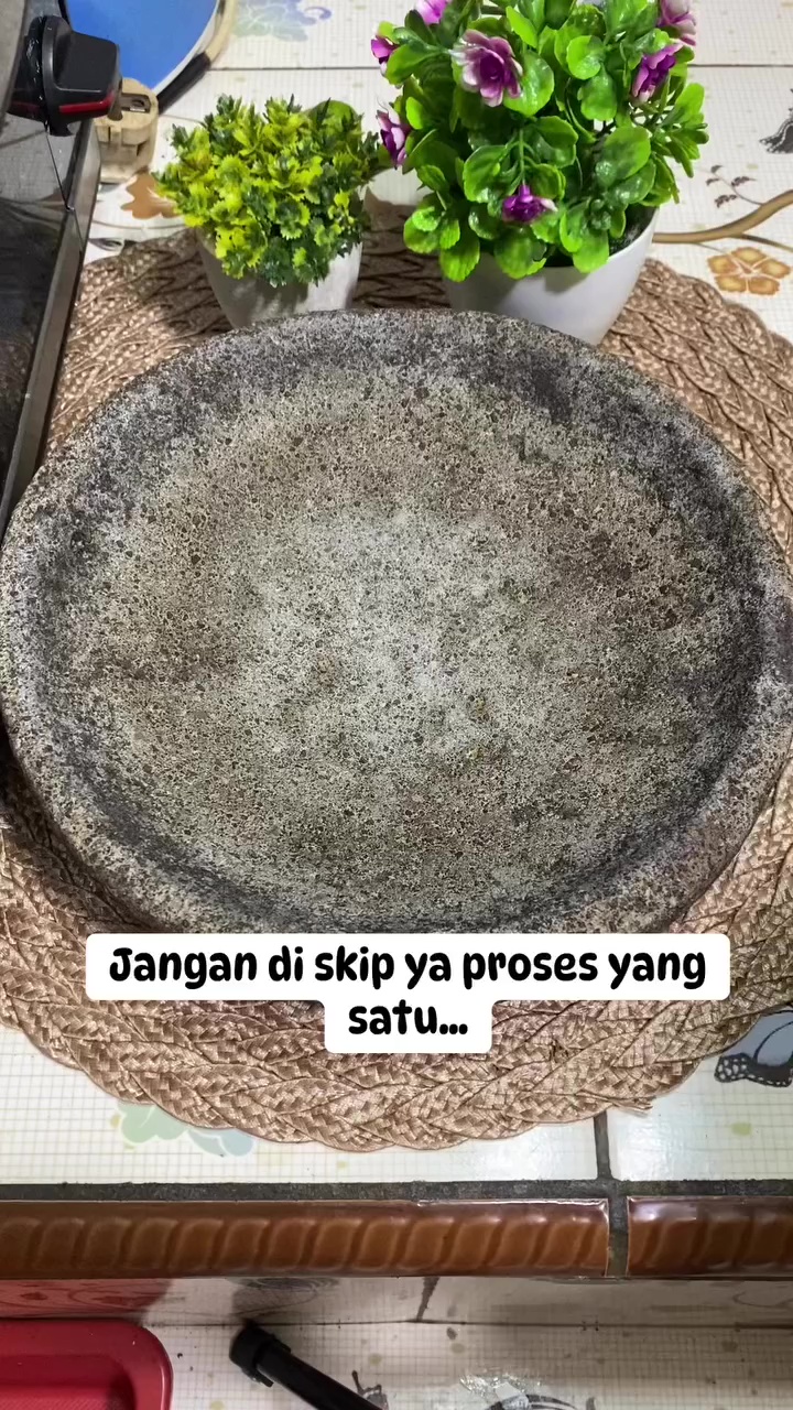 Jangan skip trik ini jika ingin cobek batu awet tak berjamur meski sudah dipakai bertahun-tahun