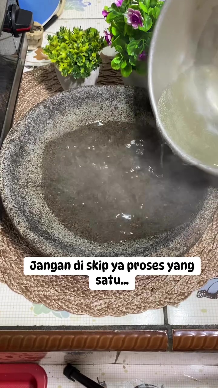 Jangan skip trik ini jika ingin cobek batu awet tak berjamur meski sudah dipakai bertahun-tahun