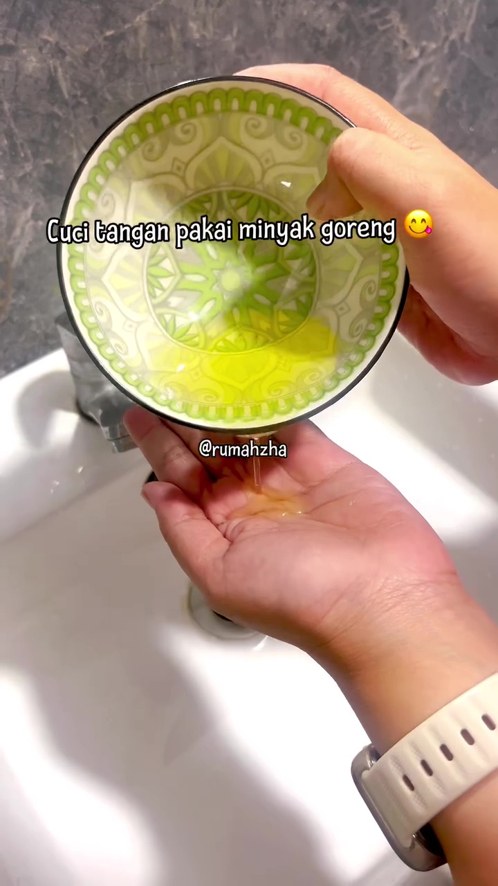 Jari terasa pedas usai potong cabai? Jangan cuci dengan sabun, pakai 1 bahan ini biar cepat hilang
