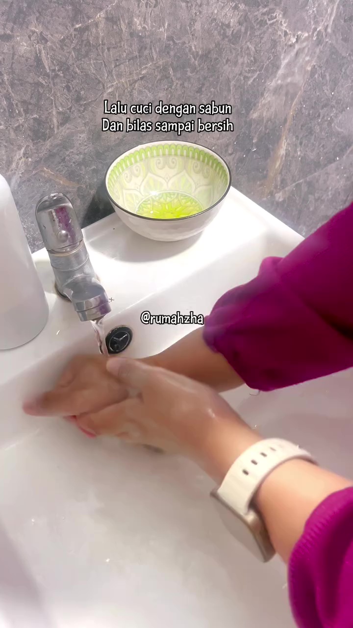 Jari terasa pedas usai potong cabai? Jangan cuci dengan sabun, pakai 1 bahan ini biar cepat hilang