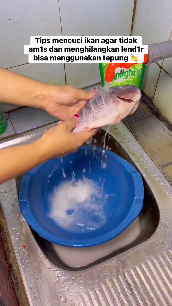 Trik cuci ikan berlendir dan bau amis supaya hasilnya bersih kesat, rahasianya di 1 bahan dapur ini