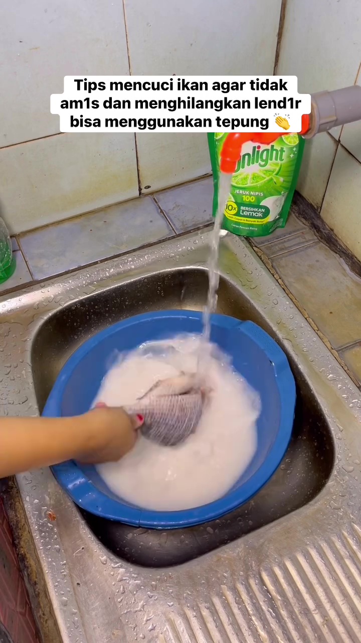 Trik cuci ikan berlendir dan bau amis supaya hasilnya bersih kesat, rahasianya di 1 bahan dapur ini