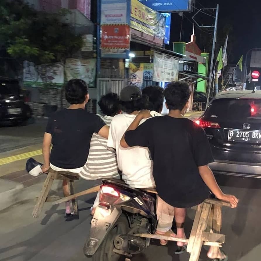 11 Momen kocak bareng temen-temen, aksi spontan mereka bikin kejadian jadi nggak terduga abis