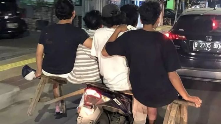 11 Momen kocak bareng temen-temen, aksi spontan mereka bikin kejadian jadi nggak terduga abis
