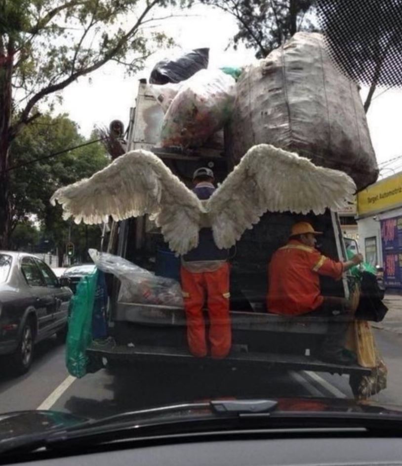 11 Penampakan barang aneh di saku belakang bapak-bapak yang bikin heran tapi tetap lucu