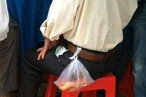 11 Penampakan barang aneh di saku belakang bapak-bapak yang bikin heran tapi tetap lucu