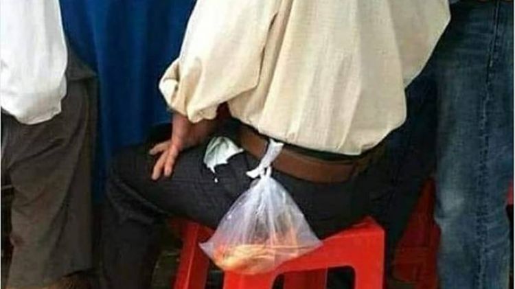 11 Penampakan barang aneh di saku belakang bapak-bapak yang bikin heran tapi tetap lucu