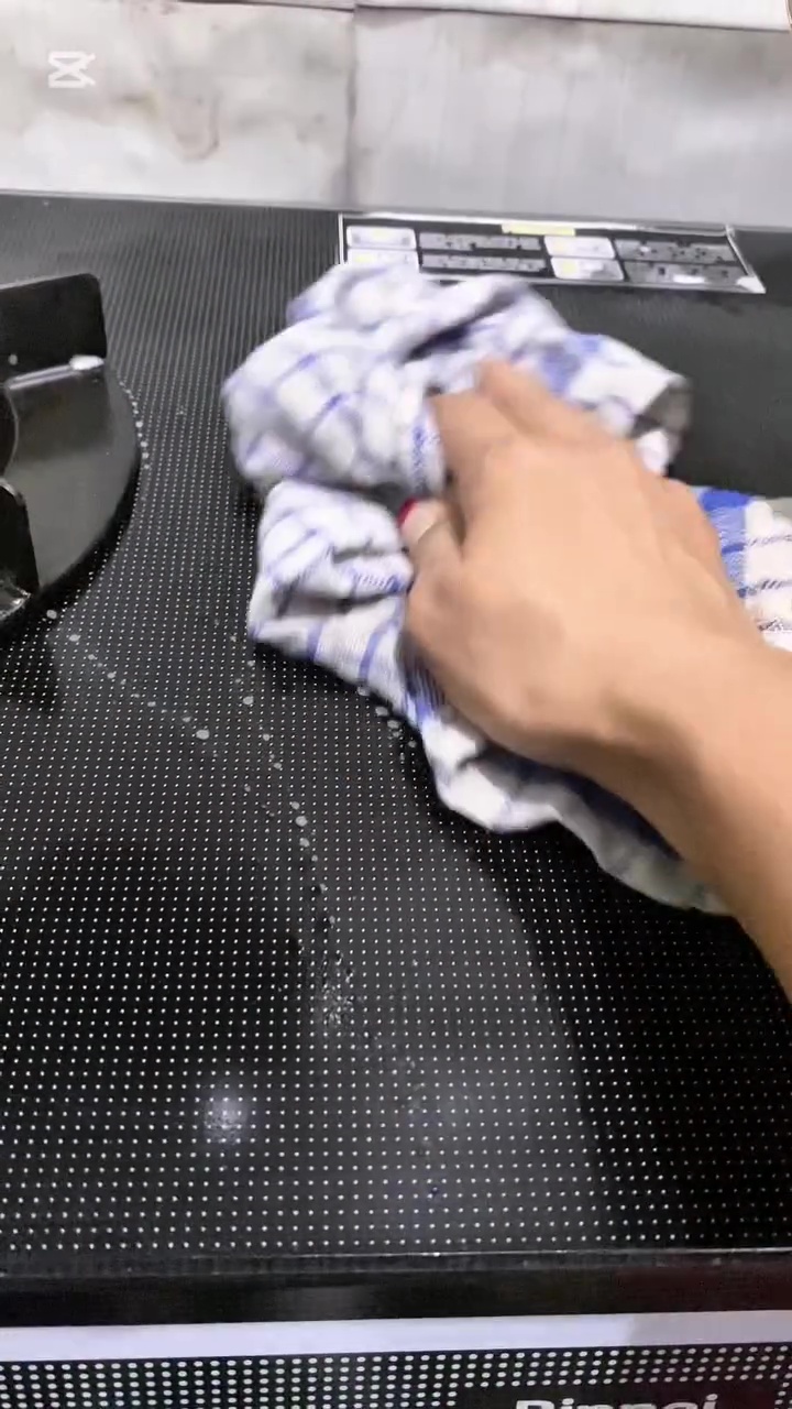 Dapur dan kompor berminyak sering bikin licin, bersihkan dengan 2 bahan dapur ini biar kesat lagi