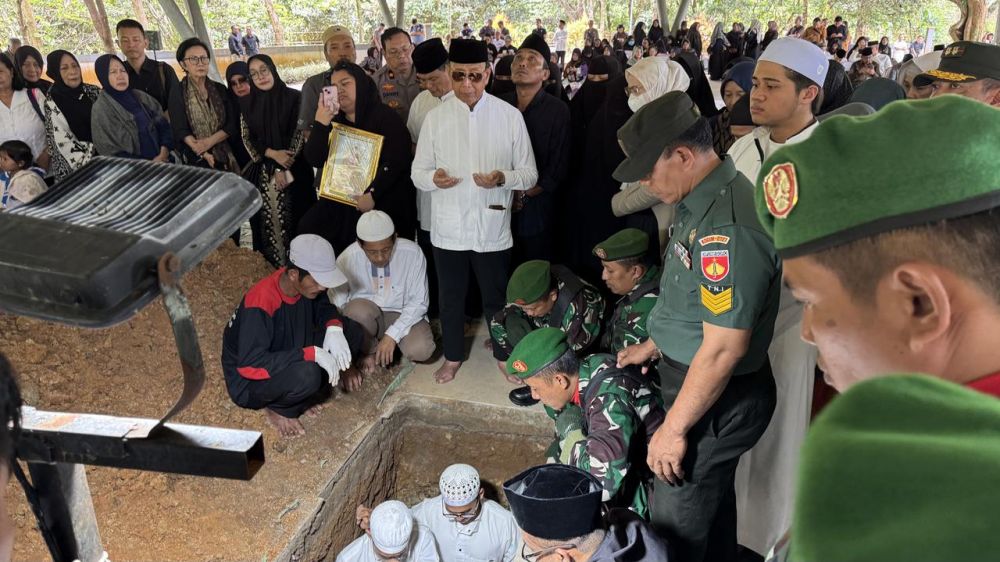 Istri Wiranto meninggal dunia, sang suami tak kuasa tahan tangis saat memakamkan, ungkap ikhlas