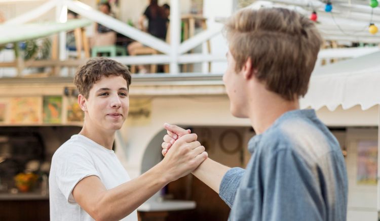 100 Kata-kata penyemangat untuk sahabat saat terpuruk, biar dia nggak kehilangan harapan