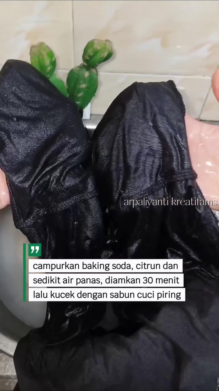 Tak cukup dengan detergen, ini cara hilangkan noda bekas deodoran di ketiak baju biar kinclong