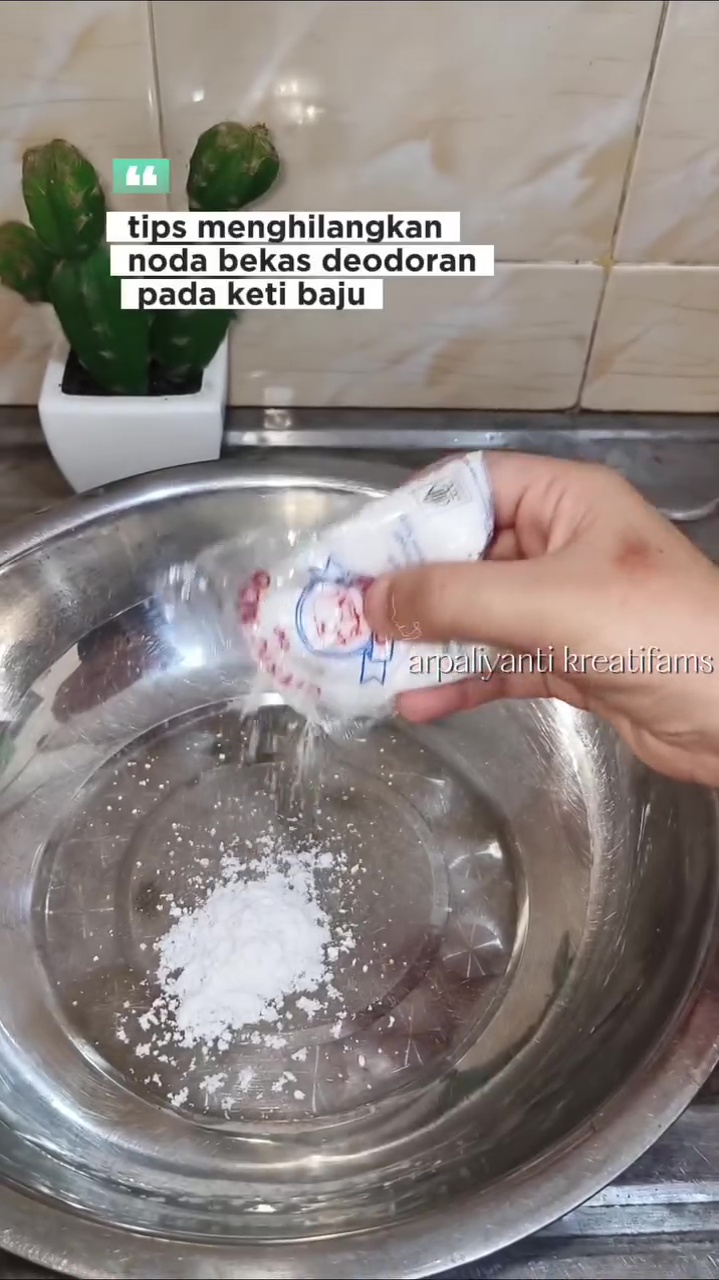 Tak cukup dengan detergen, ini cara hilangkan noda bekas deodoran di ketiak baju biar kinclong