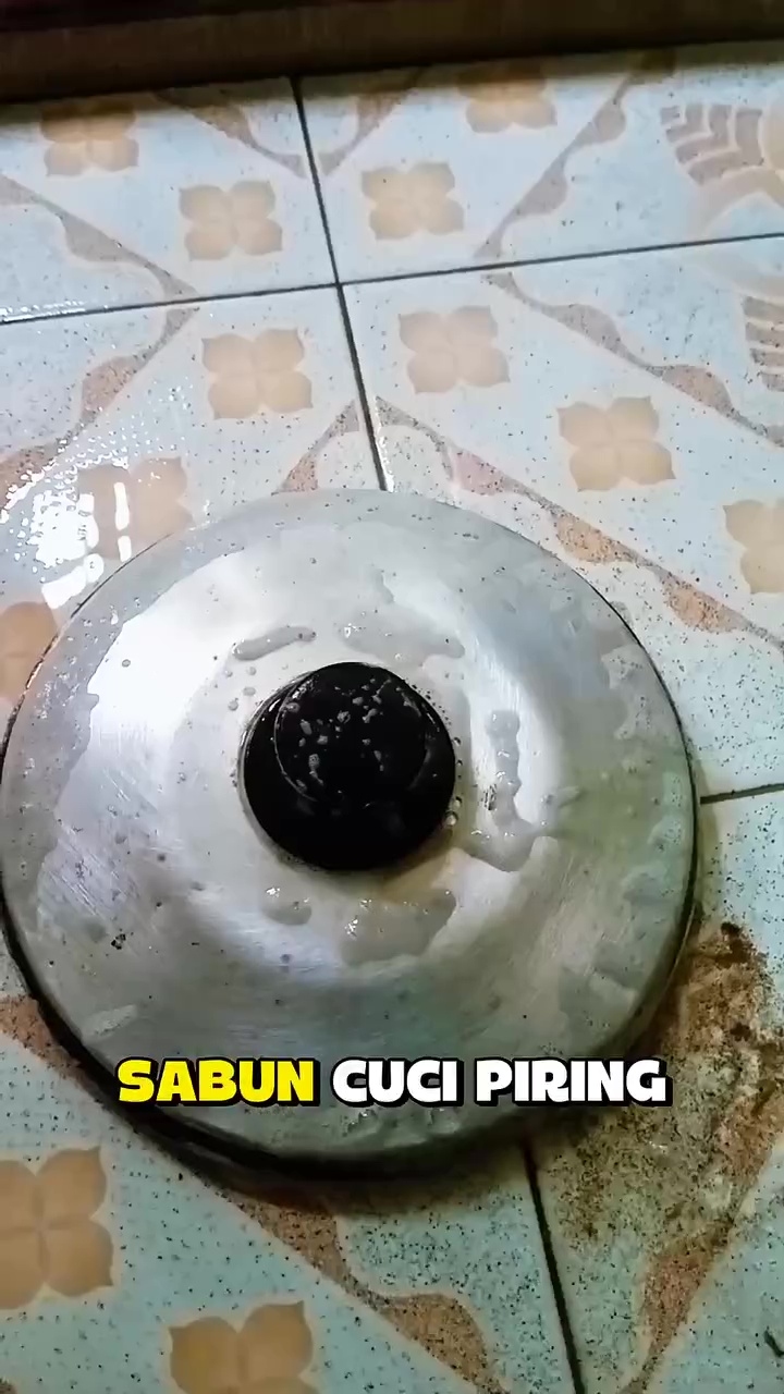 Tutup panci dekil berkarat bisa kinclong dalam sekali gosok, modalnya cuma 2 bahan dapur ini