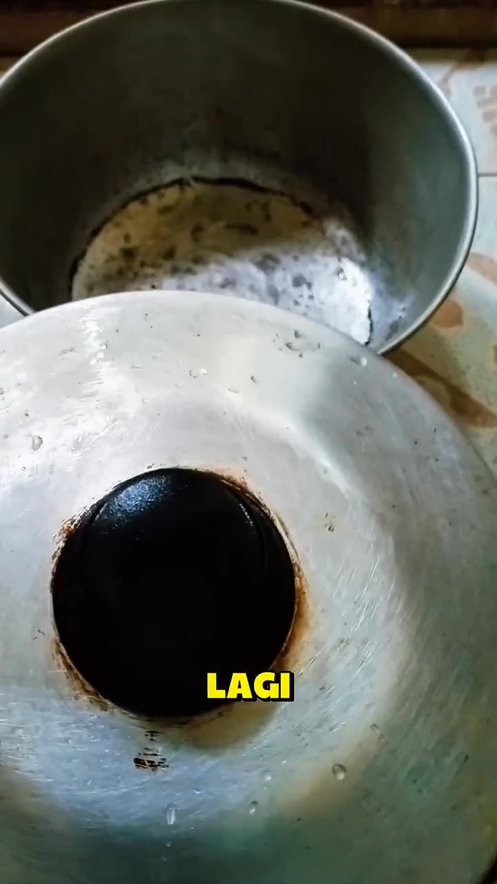 Tutup panci dekil berkarat bisa kinclong dalam sekali gosok, modalnya cuma 2 bahan dapur ini