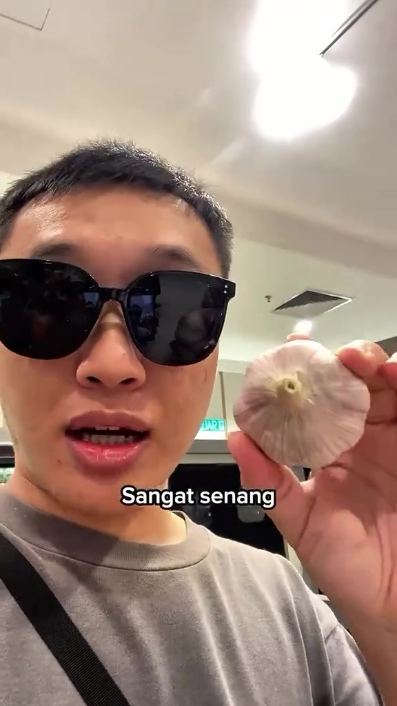 Wajib tahu! Pria ini bagikan trik pilih bawang putih yang aromanya sedap dan bagian dalamnya tak busuk