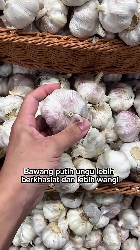 Wajib tahu! Pria ini bagikan trik pilih bawang putih yang aromanya sedap dan bagian dalamnya tak busuk