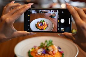 Kisah influencer gadungan yang bikin geram, kerap makan di restoran mewah dan kabur tanpa bayar