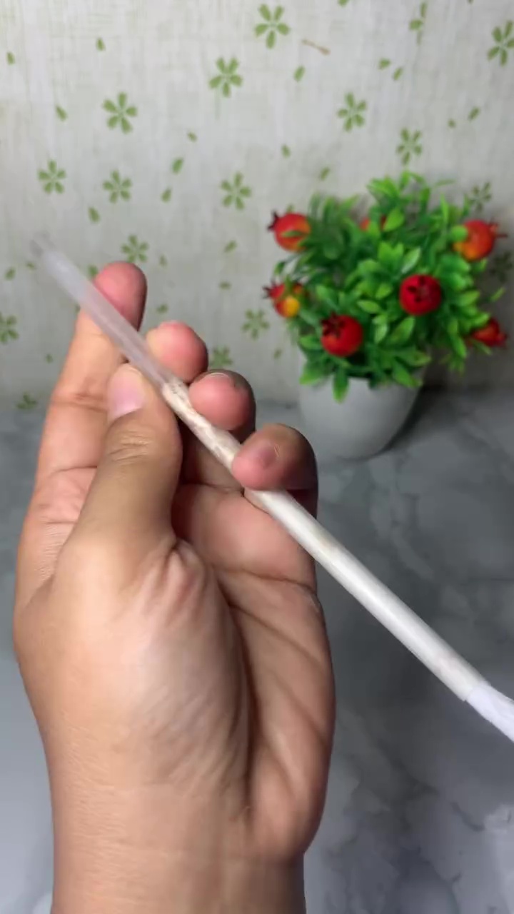 Mau cuci sedotan botol minum, tapi nggak punya sikatnya? Coba pakai 1 alat ini biar bersih bebas lumut