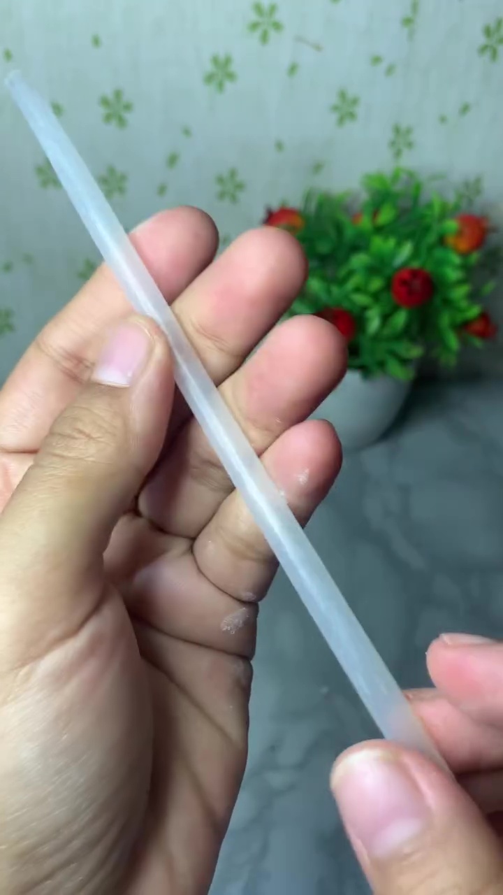 Mau cuci sedotan botol minum, tapi nggak punya sikatnya? Coba pakai 1 alat ini biar bersih bebas lumut