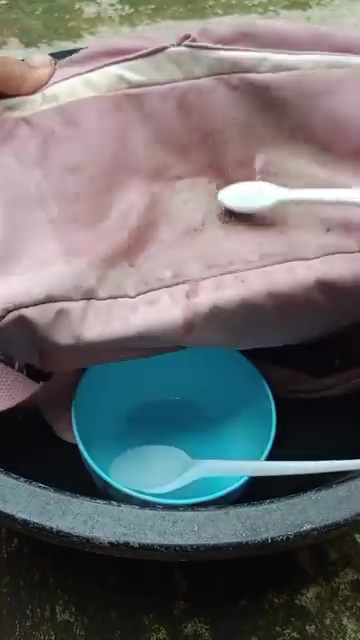 Bintik hitam noda jamur di tas bisa hilang pakai garam, simak cara menggunakannya biar efektif