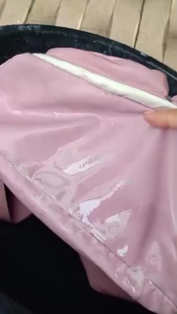 Bintik hitam noda jamur di tas bisa hilang pakai garam, simak cara menggunakannya biar efektif