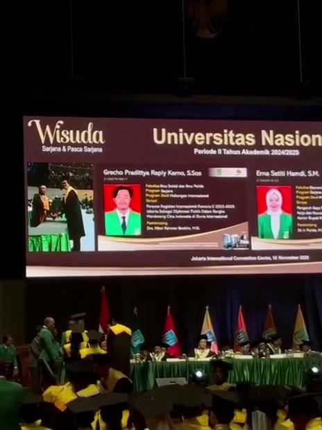 Sukses besarkan anak angkat, ini 9 momen bahagian Suti Karno hadiri wisuda sarjana putranya