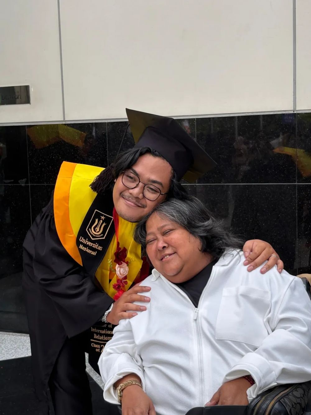 Sukses besarkan anak angkat, ini 9 momen bahagian Suti Karno hadiri wisuda sarjana putranya