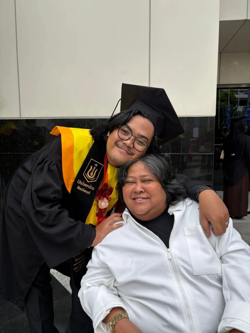 Sukses besarkan anak angkat, ini 9 momen bahagian Suti Karno hadiri wisuda sarjana putranya