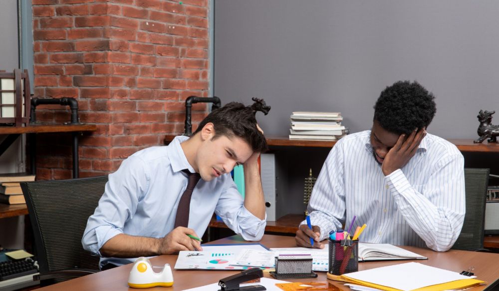 Apa itu job hugging? Pahami tren anak muda yang enggan pindah kerja meski tak nyaman