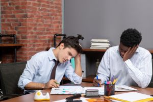 Apa itu job hugging? Pahami tren anak muda yang enggan pindah kerja meski tak nyaman