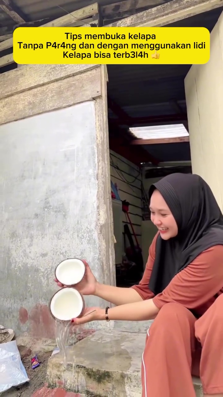 Tanpa parang atau pisau, wanita ini punya trik unik membuka kelapa cuma dengan lidi, begini caranya