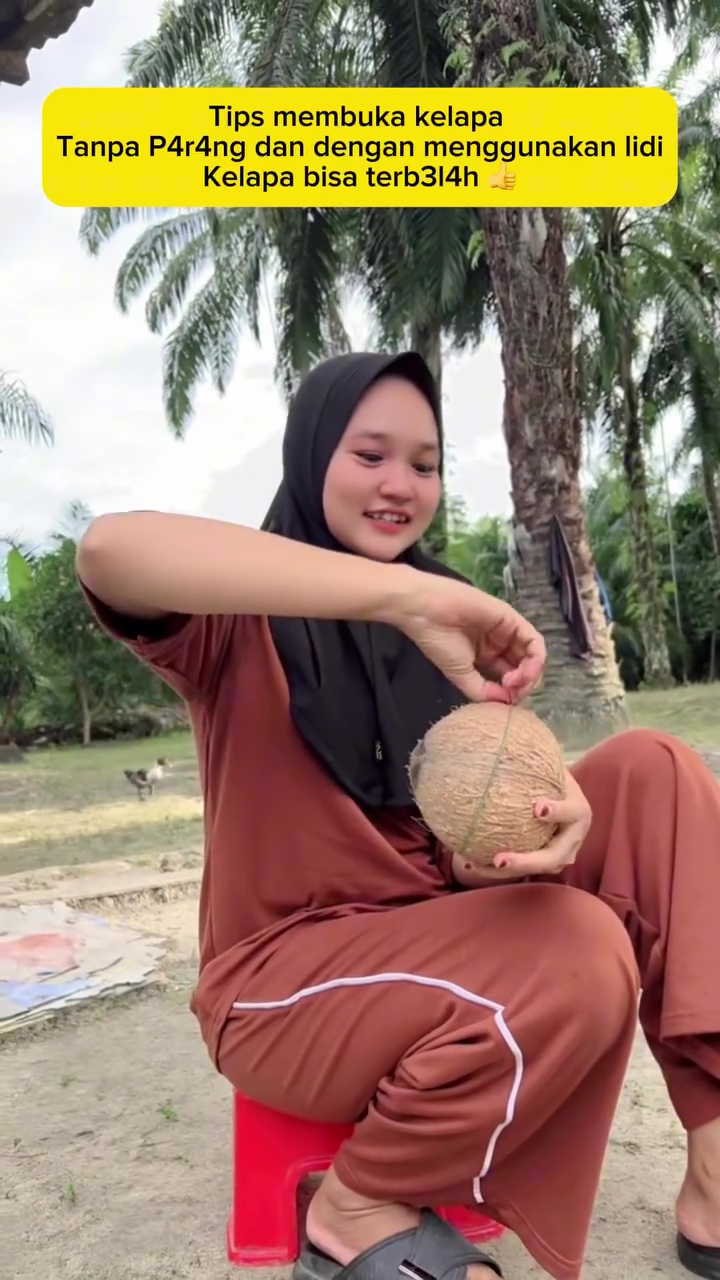 Tanpa parang atau pisau, wanita ini punya trik unik membuka kelapa cuma dengan lidi, begini caranya