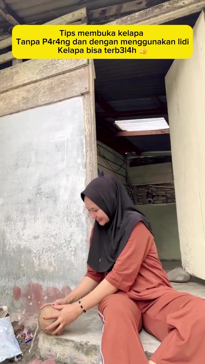 Tanpa parang atau pisau, wanita ini punya trik unik membuka kelapa cuma dengan lidi, begini caranya