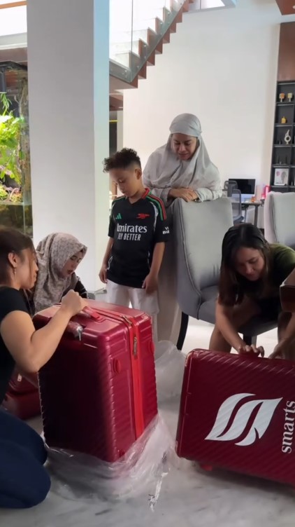 9 Potret haru Rachel Vennya beri kejutan untuk asisten rumah tangganya, hadiahi umrah