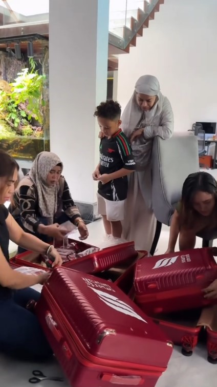 9 Potret haru Rachel Vennya beri kejutan untuk asisten rumah tangganya, hadiahi umrah