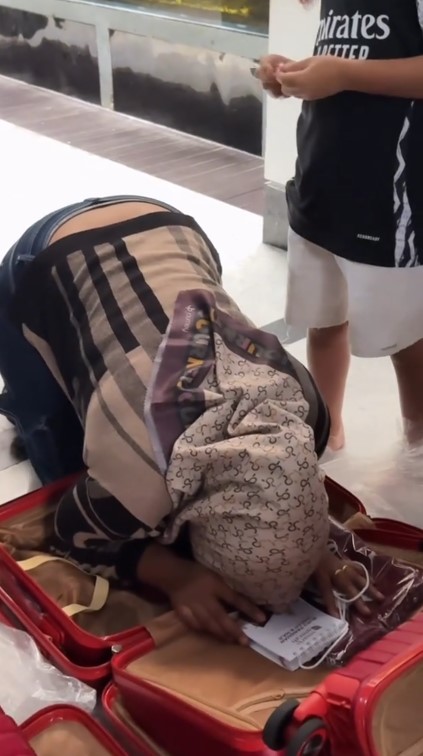 9 Potret haru Rachel Vennya beri kejutan untuk asisten rumah tangganya, hadiahi umrah