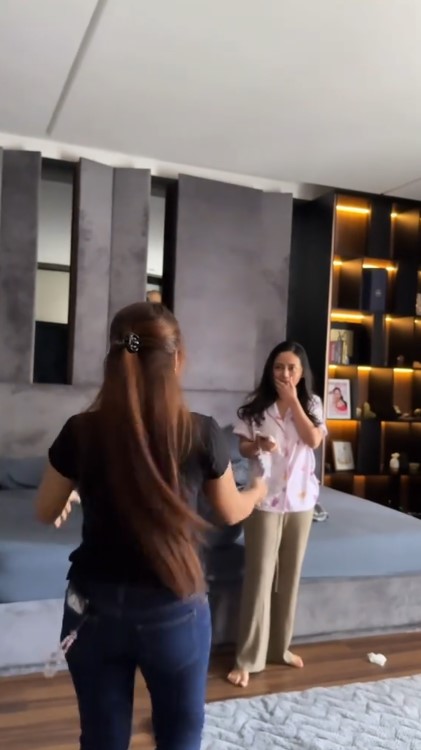 9 Potret haru Rachel Vennya beri kejutan untuk asisten rumah tangganya, hadiahi umrah