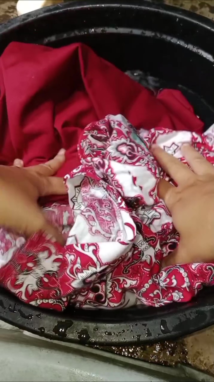 Baju favorit mulai pudar karena sering dipakai? Cuci dengan cara ini biar warnanya selalu cerah