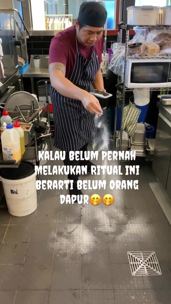Bikin salfok! Chef ini taburkan garam di seluruh lantai dapur, ternyata begini alasannya