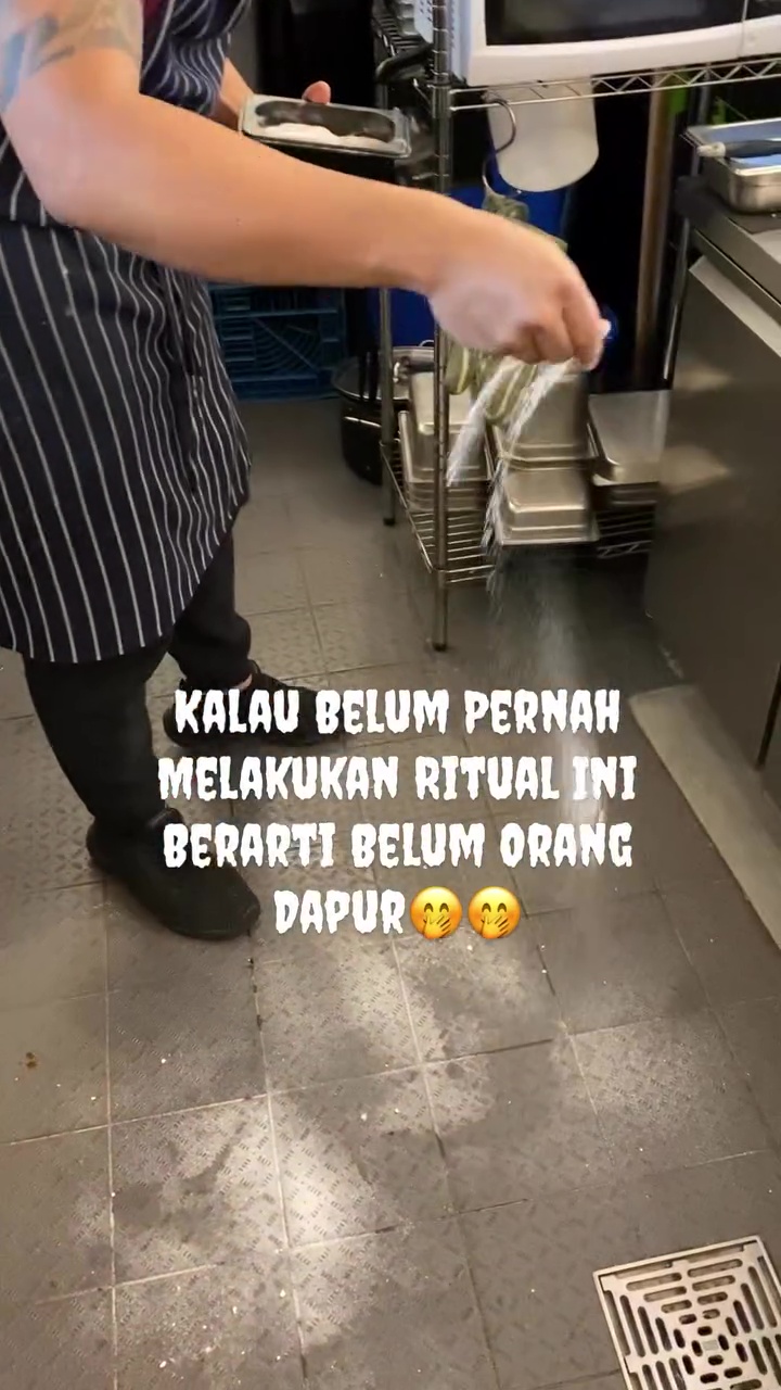 Bikin salfok! Chef ini taburkan garam di seluruh lantai dapur, ternyata begini alasannya