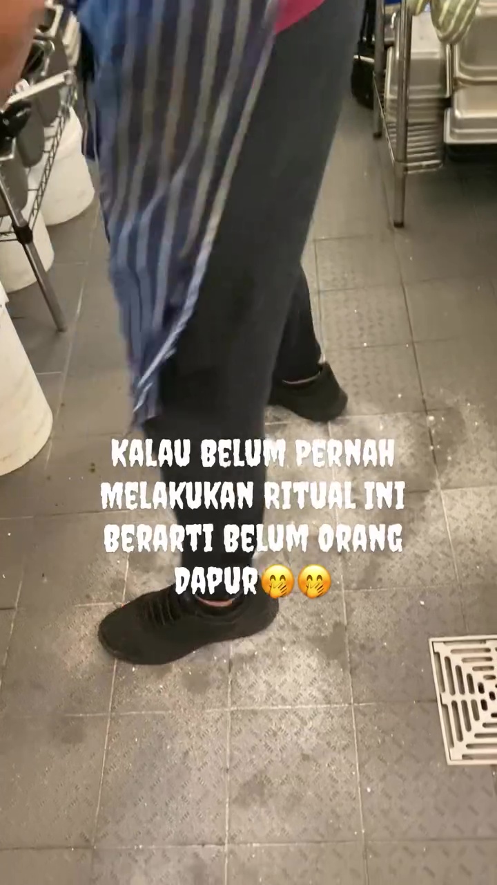 Bikin salfok! Chef ini taburkan garam di seluruh lantai dapur, ternyata begini alasannya
