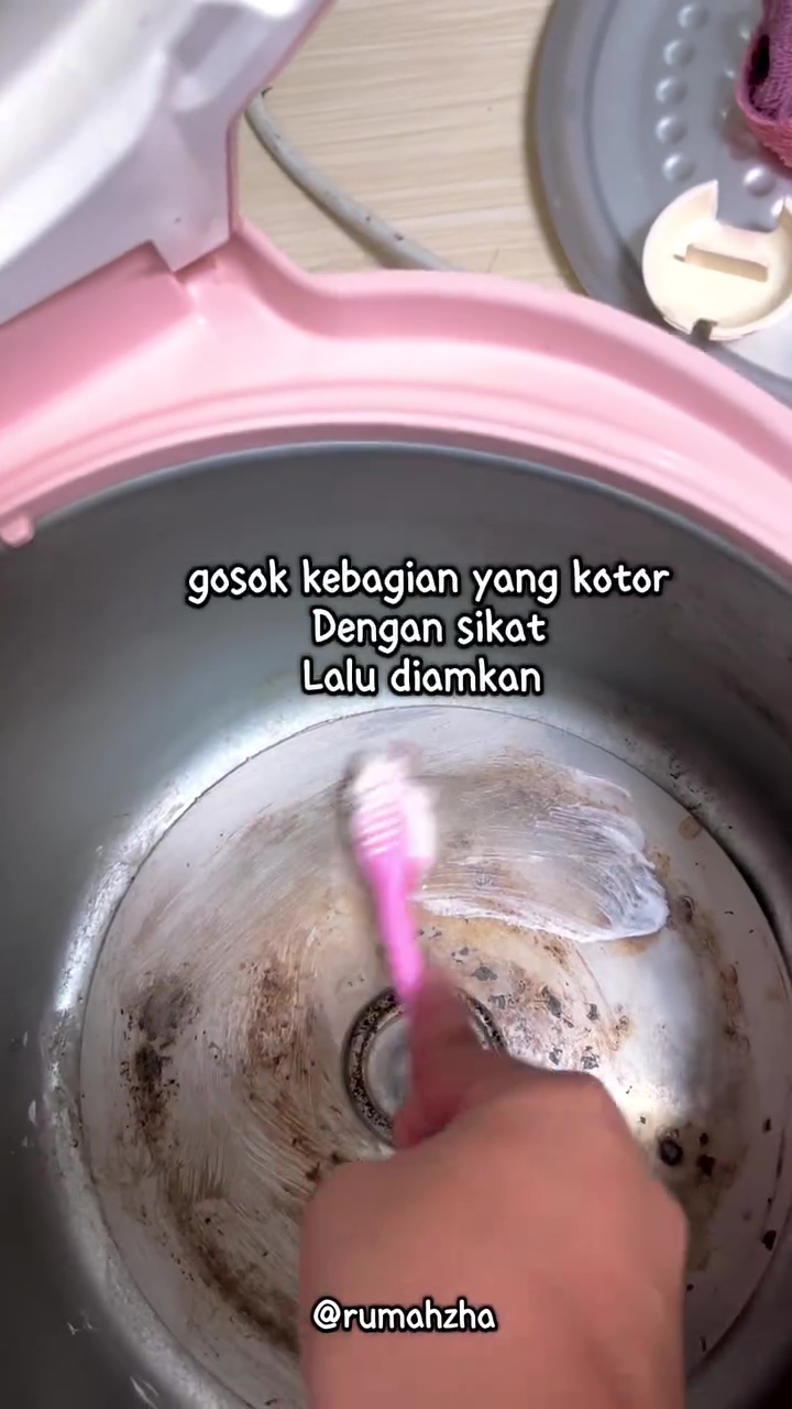 Ternyata bisa bikin nasi bau, ini trik bersihkan dasar rice cooker berkerak bermodal 2 bahan rumahan