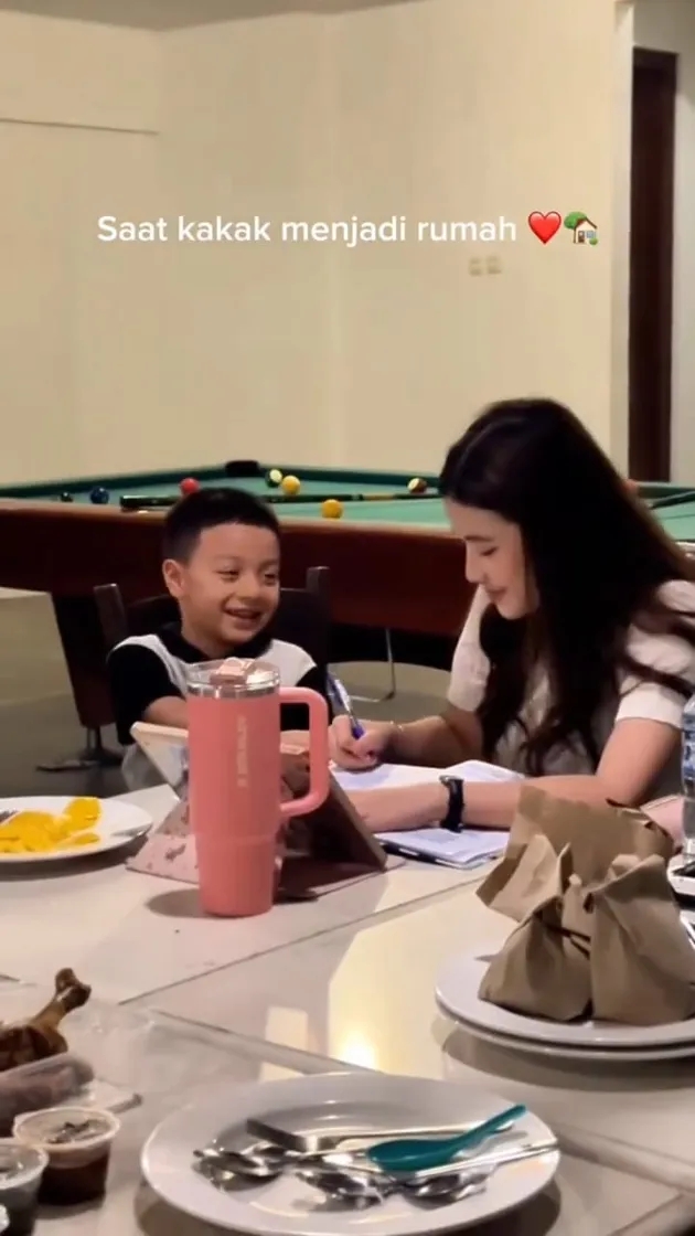 Senang punya kakak sambung, ini 9 potret Air Rumi nempel dengan Hassya Ramadhani, manja pol